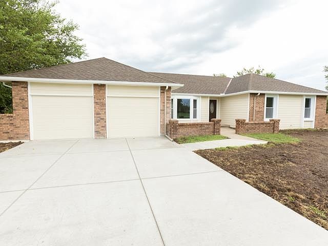 Front of house with BRAND NEW DRIVEWAY!