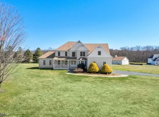1 Manchester Ln, Pittstown, NJ 08867