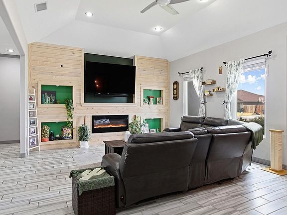 3rd image of 818 Lenora Ave