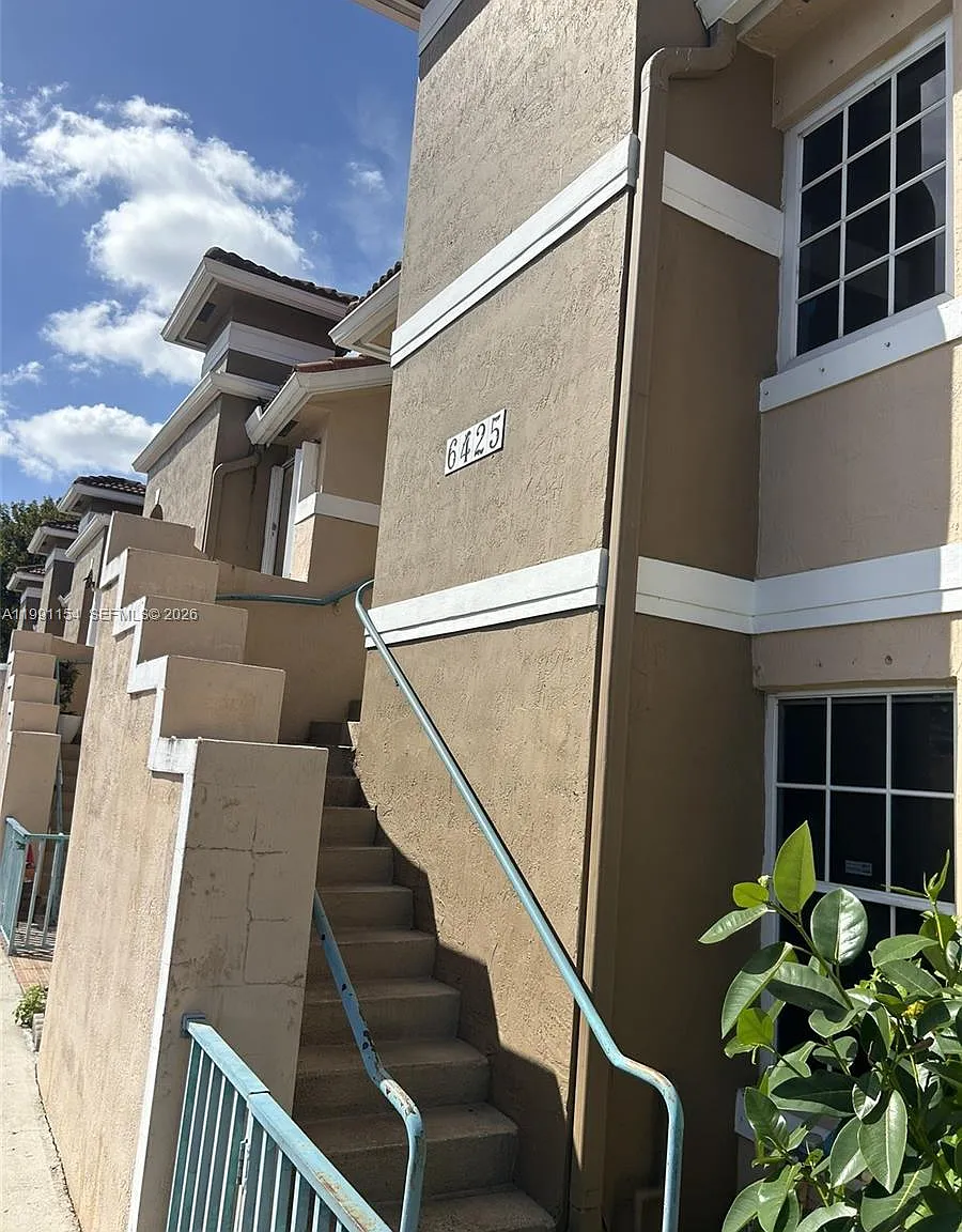 2 bed, 950 sqft, $2,200 — Photo 2