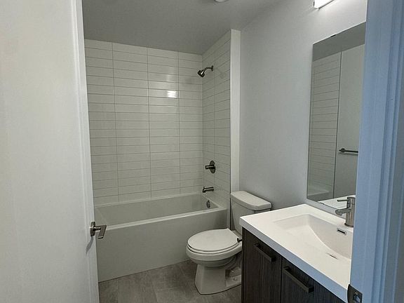 4th image of 20 Soudan Ave #2204