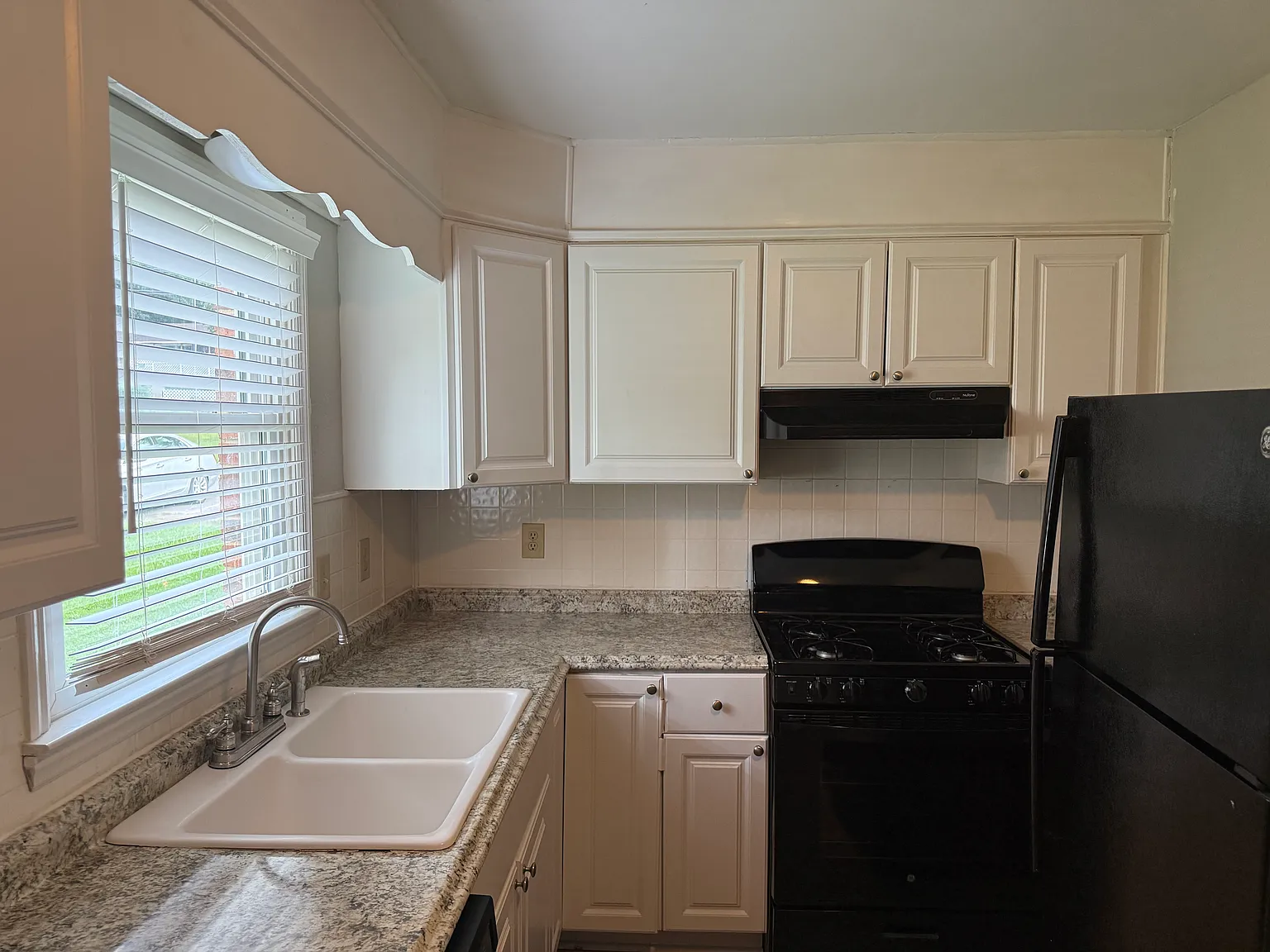 2 bed, 1.5 bath, 925 sqft, $1,149 — Photo 1
