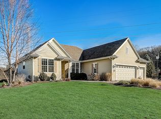 W220S3922 Crestview Ct, Waukesha, WI 53189