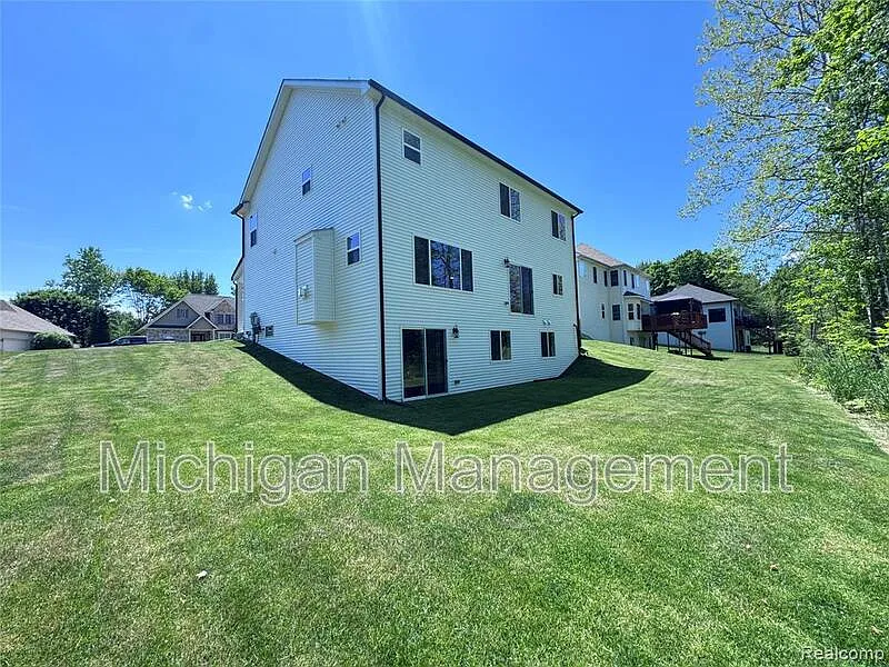 4 bed, 2.5 bath, 2467 sqft, $2,695 — Photo 3