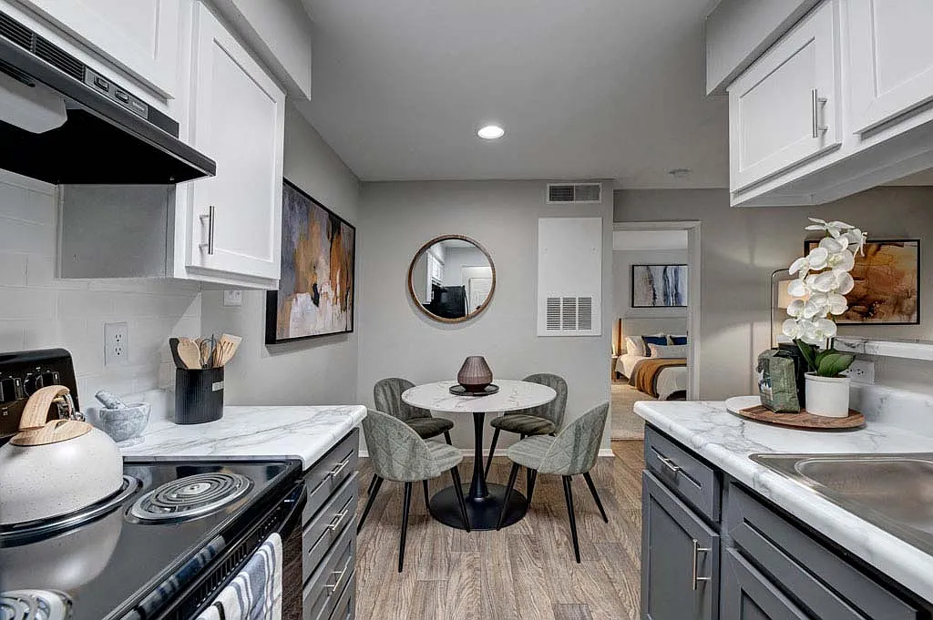 Emerald Place — Photo 1