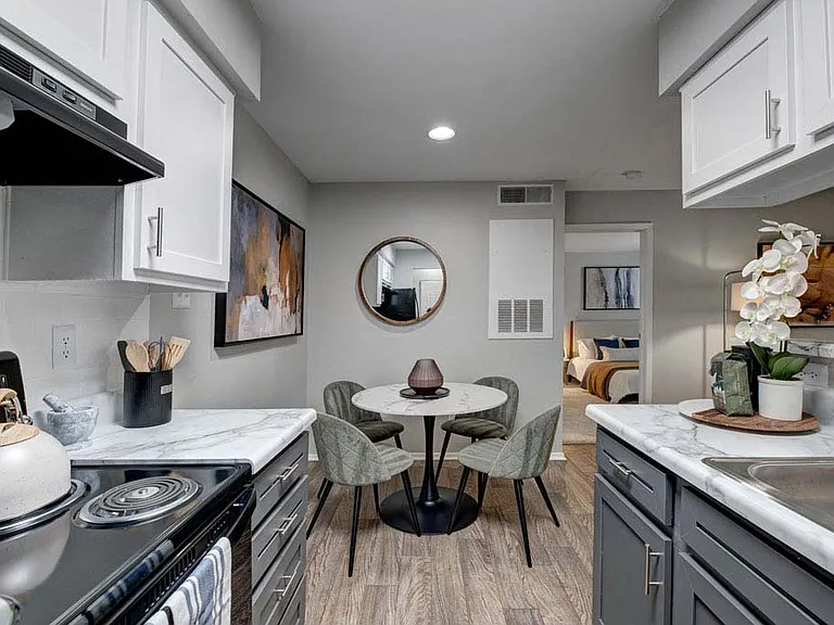 Emerald Place — Photo 1