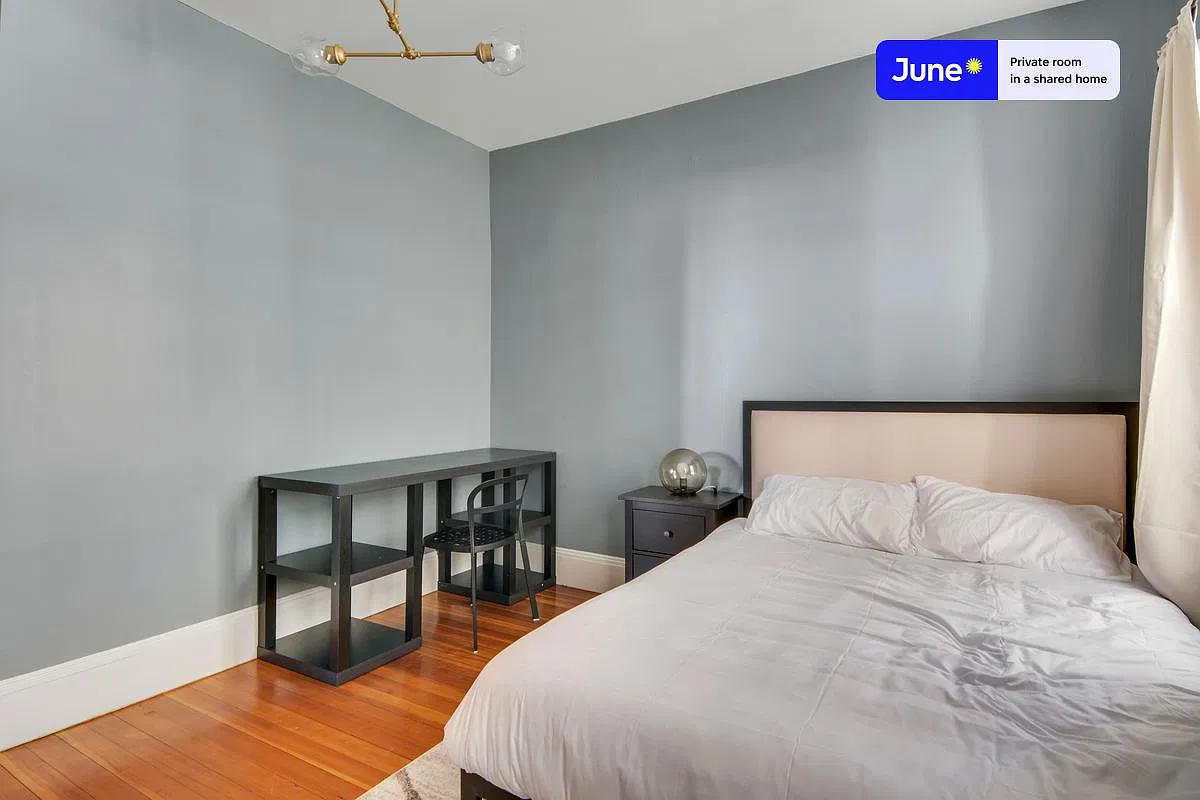 Full bedroom in 4 bed/1 bath home in Polish Triangle #745 B — Photo 2