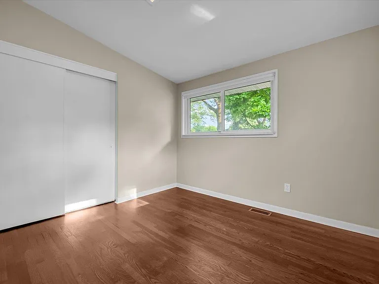 24240 Beverly St — Photo 21