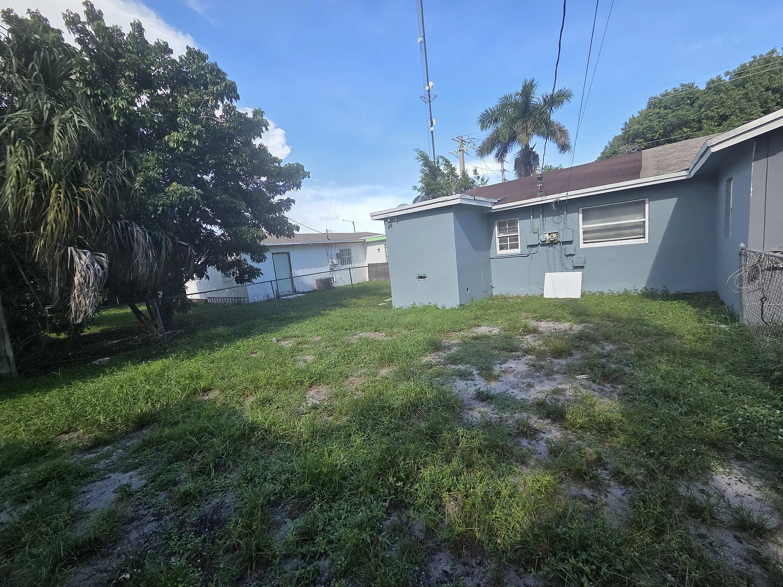 3 bed, 912 sqft, $2,400 — Photo 2
