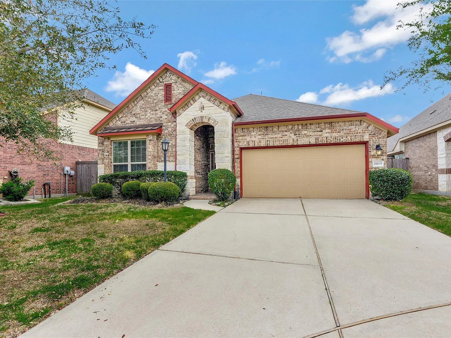 3 bed, 2.0 bath, 2318 sqft, $2,500 — Photo 2
