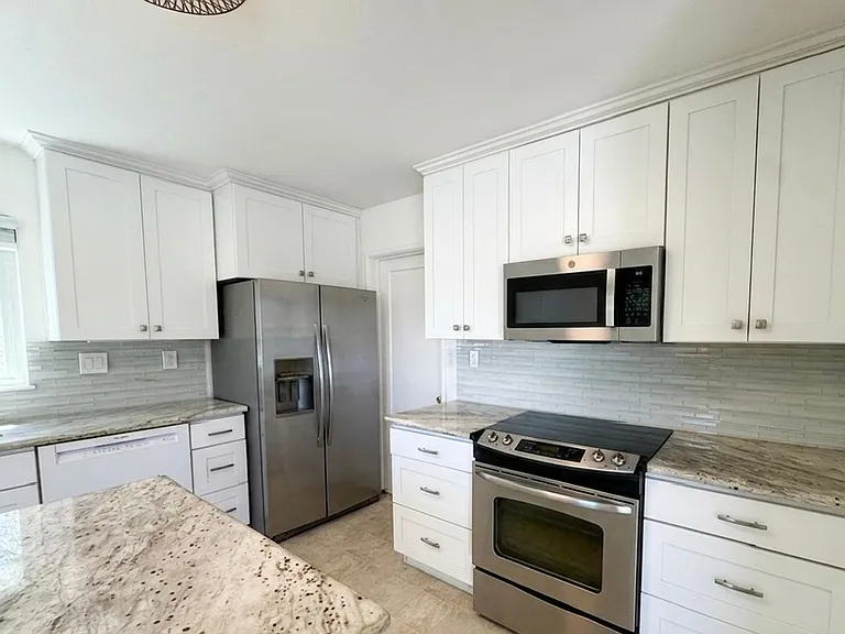 1608 Poplar Dr — Photo 8