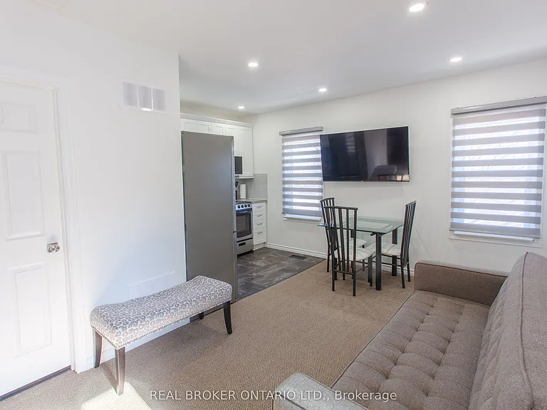 231 Front St S #UPPER — Photo 4