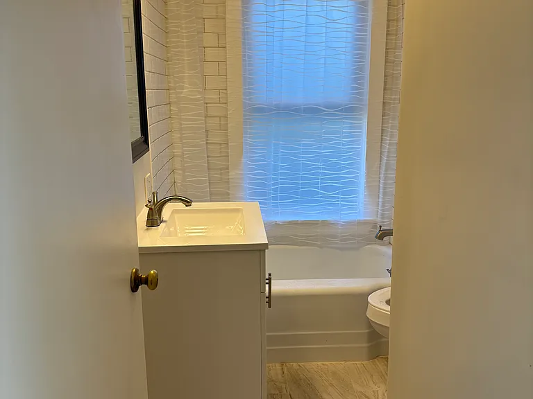 19 Youngs Ave #1R — Photo 5