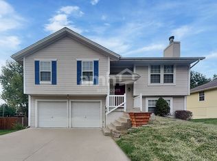328 Shenandoah Dr, Raymore, MO 64083
