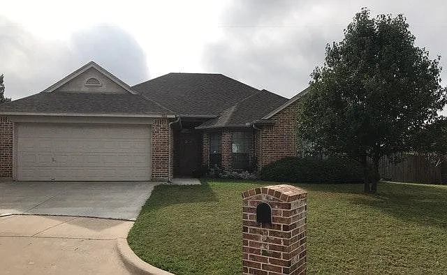 306 Aspen Ct W — Photo 2