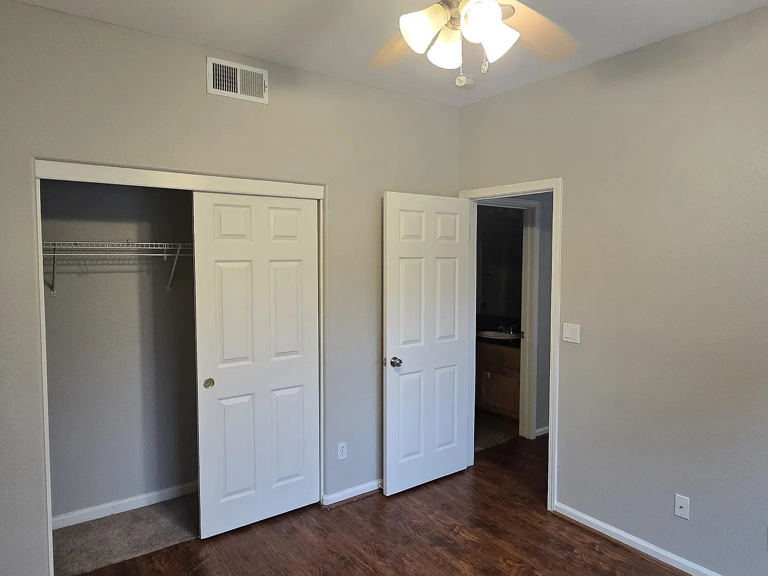 5 bed, 2500 sqft, $3,950 — Photo 3