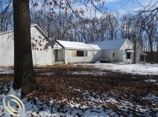 2781 Della Dr, Holly, MI 48442