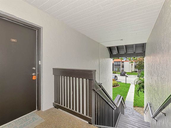 4th image of 3239 Beneva Rd Unit 201