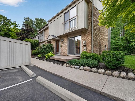 2nd image of 1439 Oakbrook E