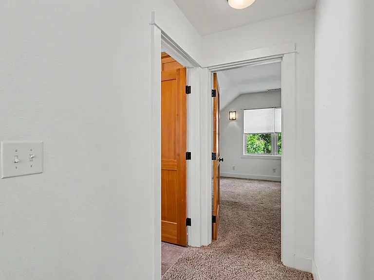 2060 John St S — Photo 27