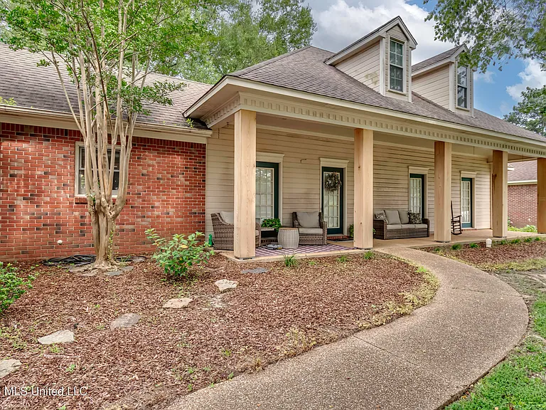 214 Ramblewood Dr — Photo 2