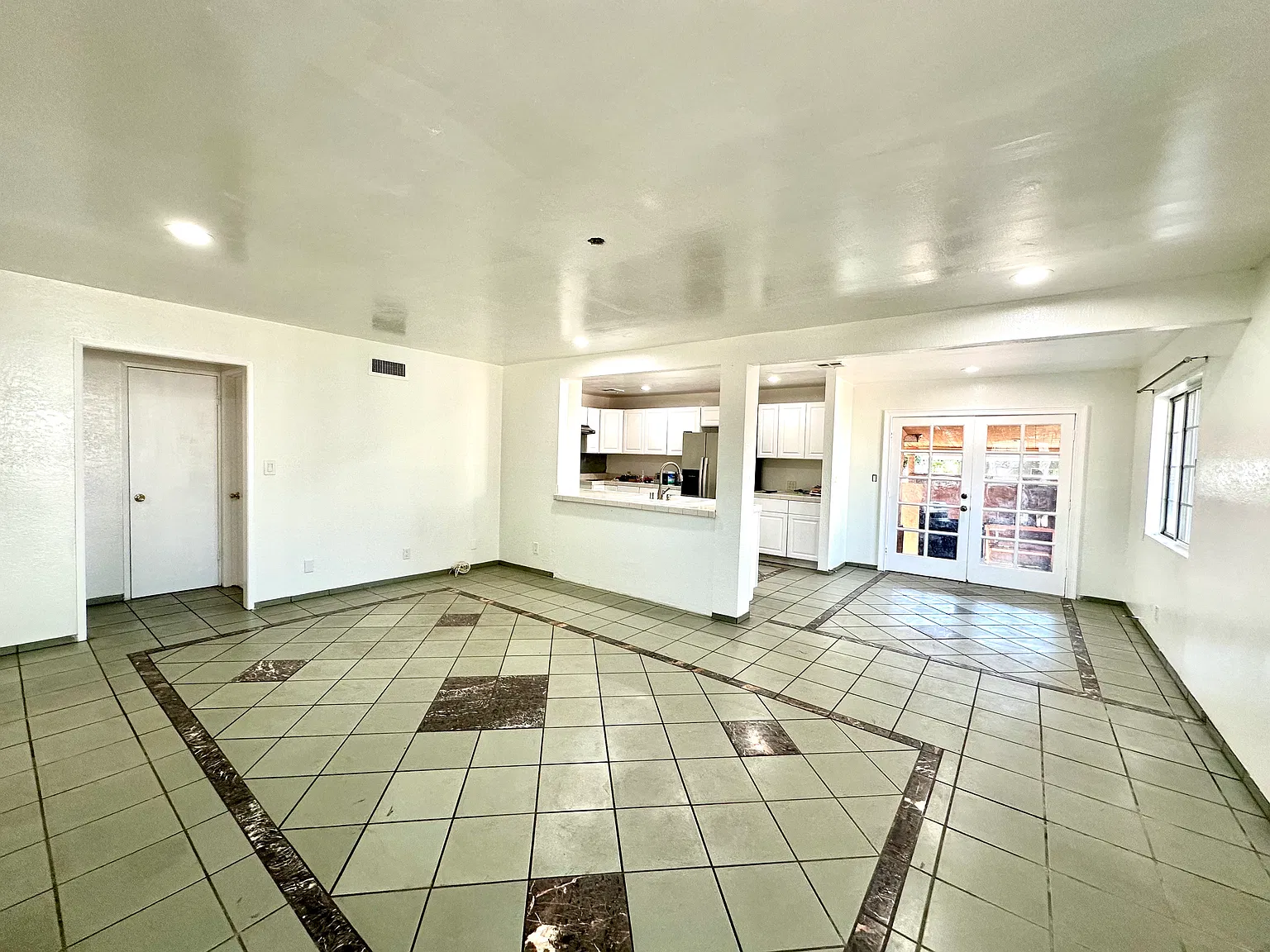 3 bed, 1266 sqft, $3,600 — Photo 3