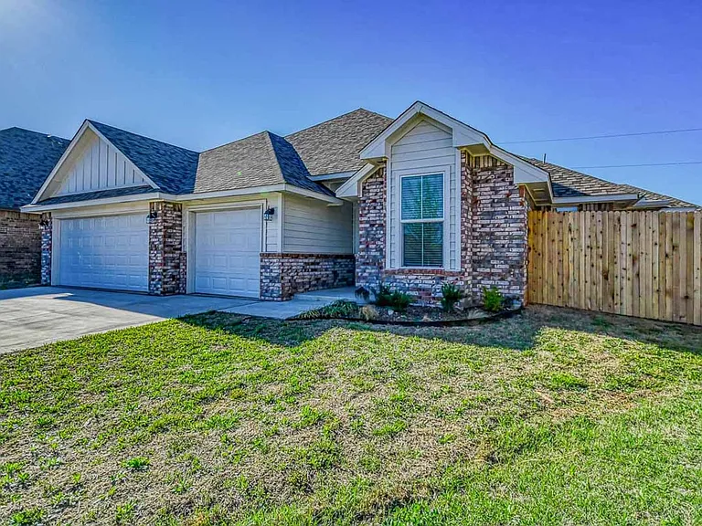 3100 Pebble Pond Dr — Photo 4