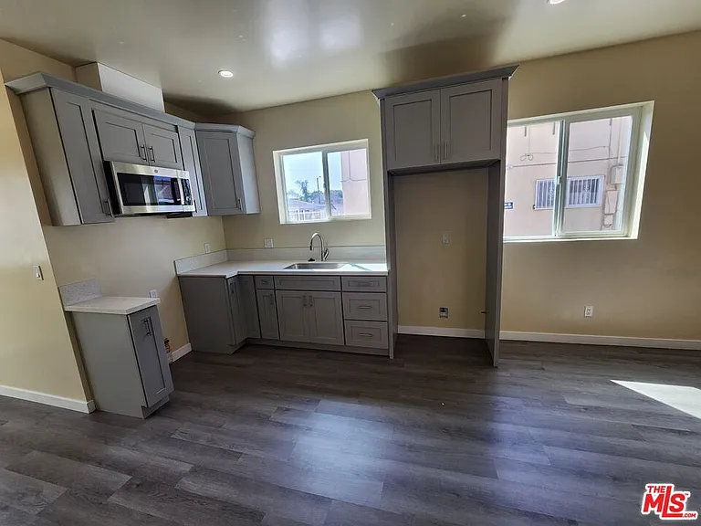 1535 W 80th St — Photo 3