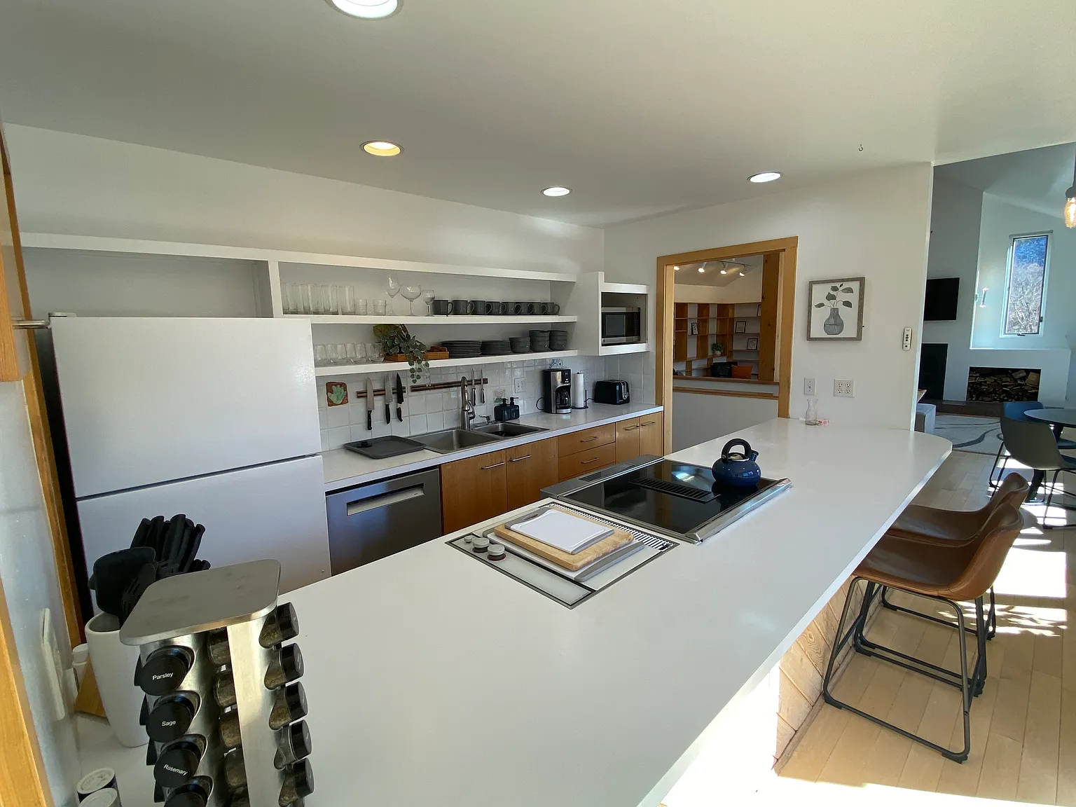 3 bed, 2.5 bath, 2400 sqft, $7,900 — Photo 4