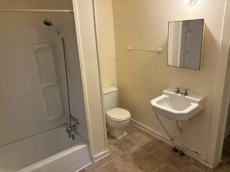 1014 W B St #A — Photo 7