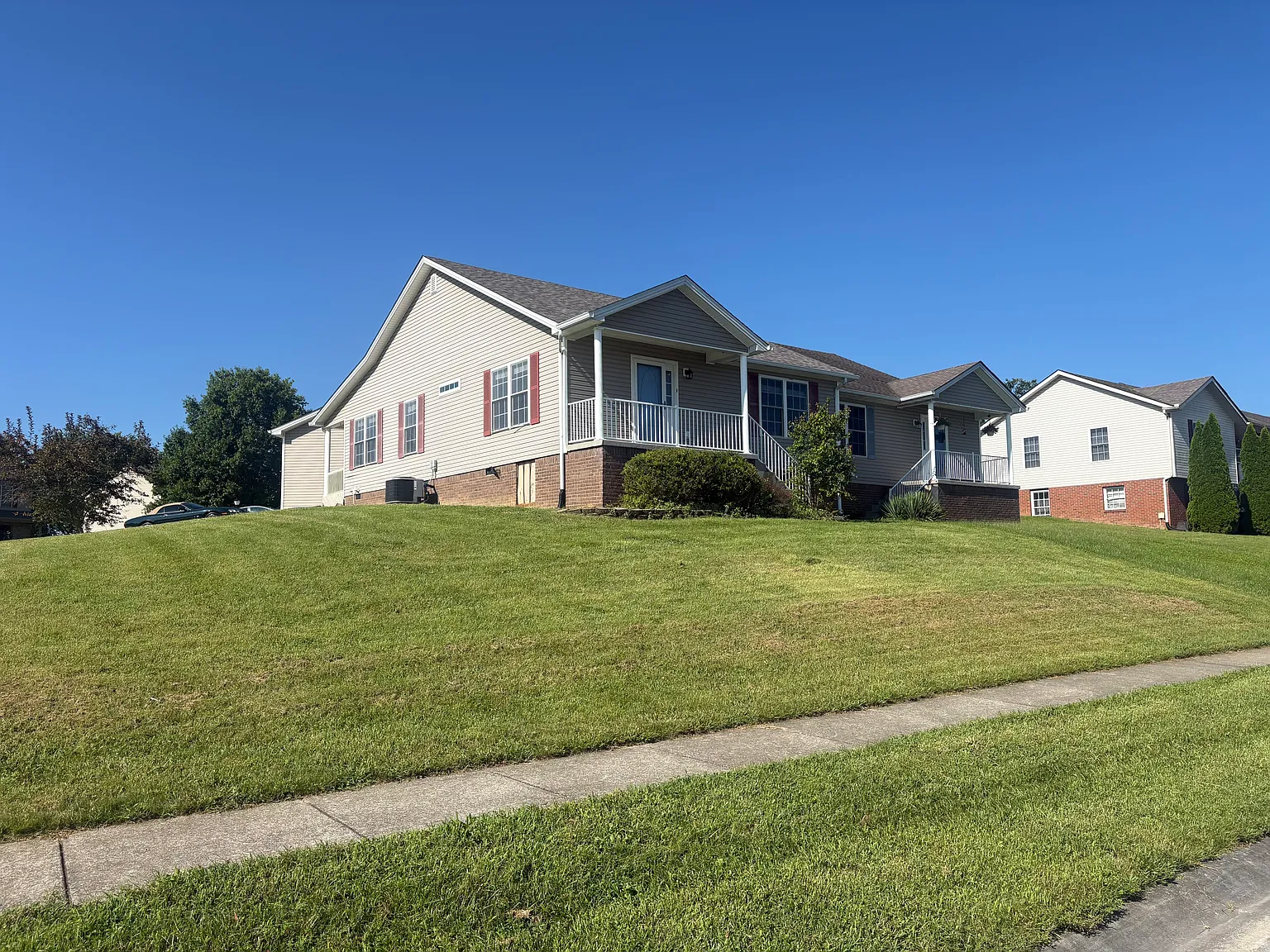 3 bed, 1289 sqft, $1,900 — Photo 1