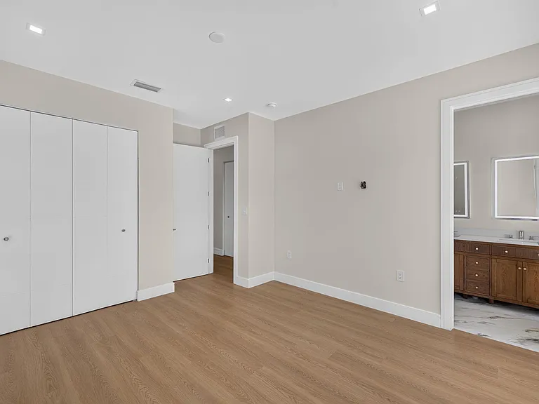 704 SW 9th St — Photo 72