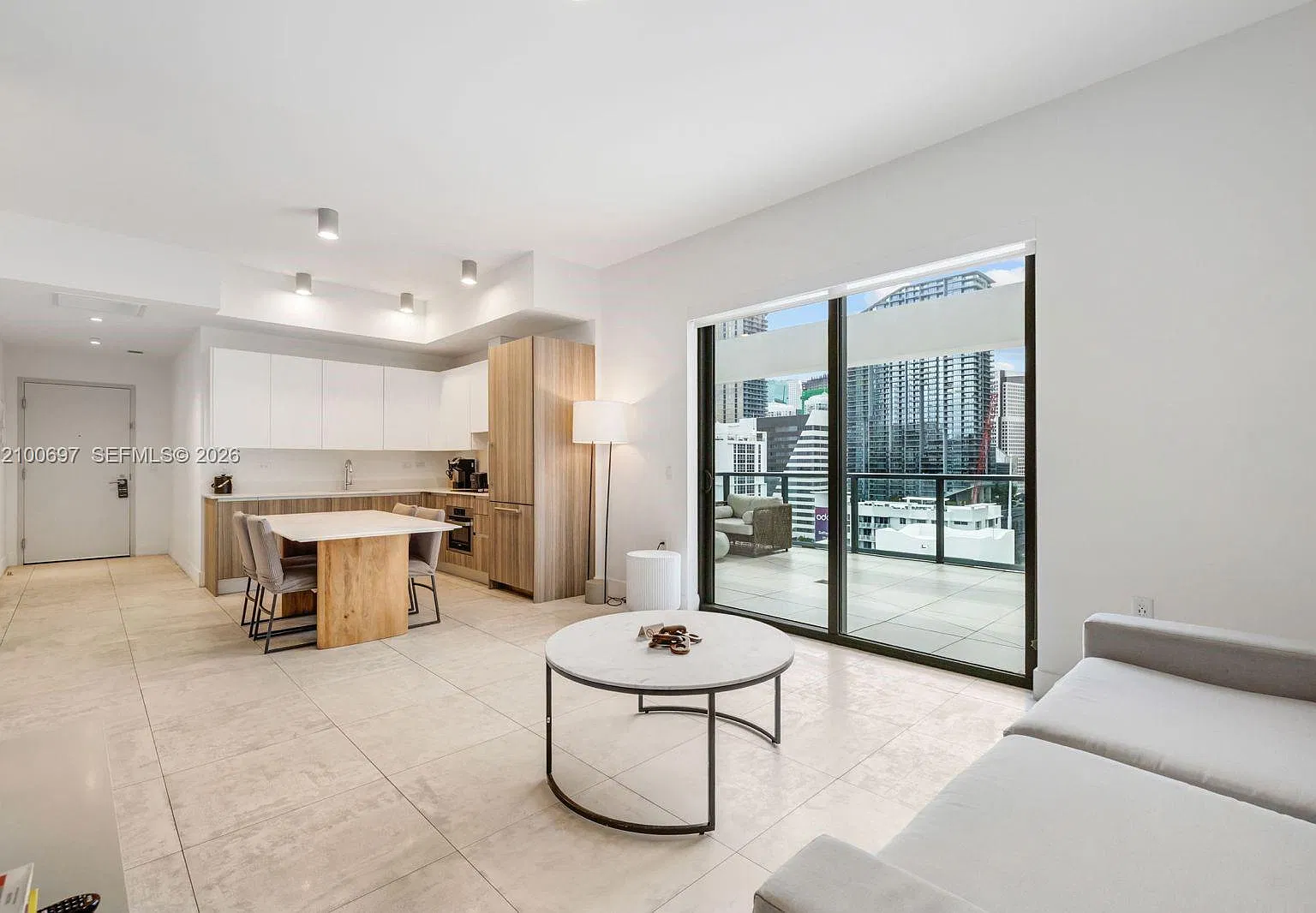 2 bed, 2.0 bath, 907 sqft, $4,700 — Photo 2