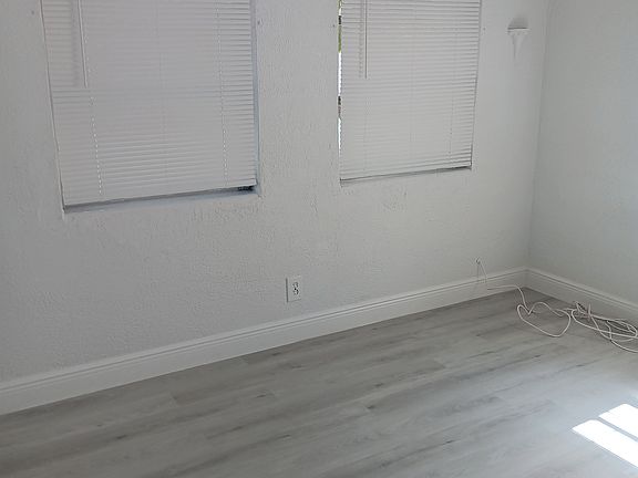 2nd image of 905 N M St