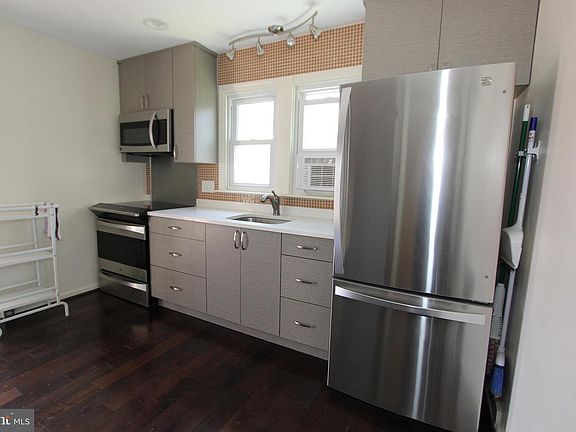3rd image of 604 Lee Pl