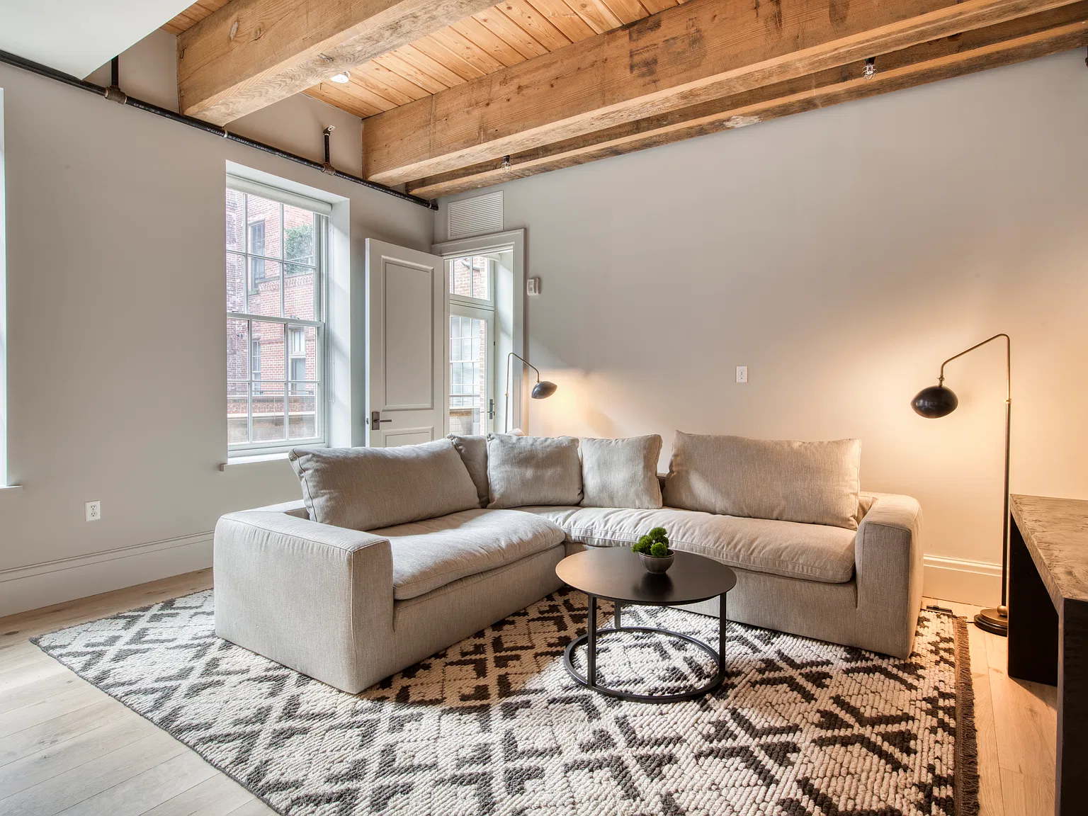 Fully Furnished Watchcase One Bedroom Rental — Photo 4