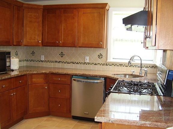 Large Modern Eat-In-Kitchen