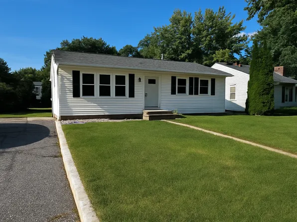 1221 Vincent Pl, Chaska, MN 55318