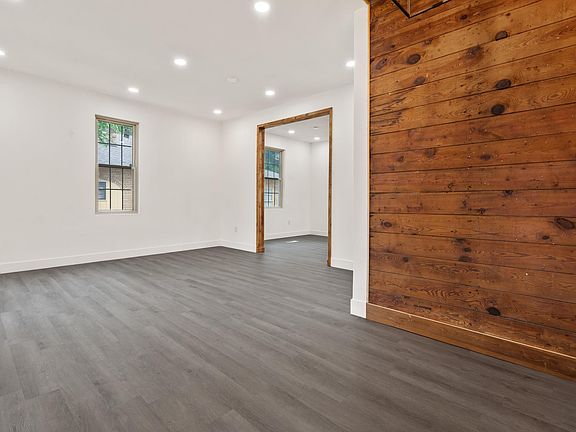 4th image of 207 Hagen St