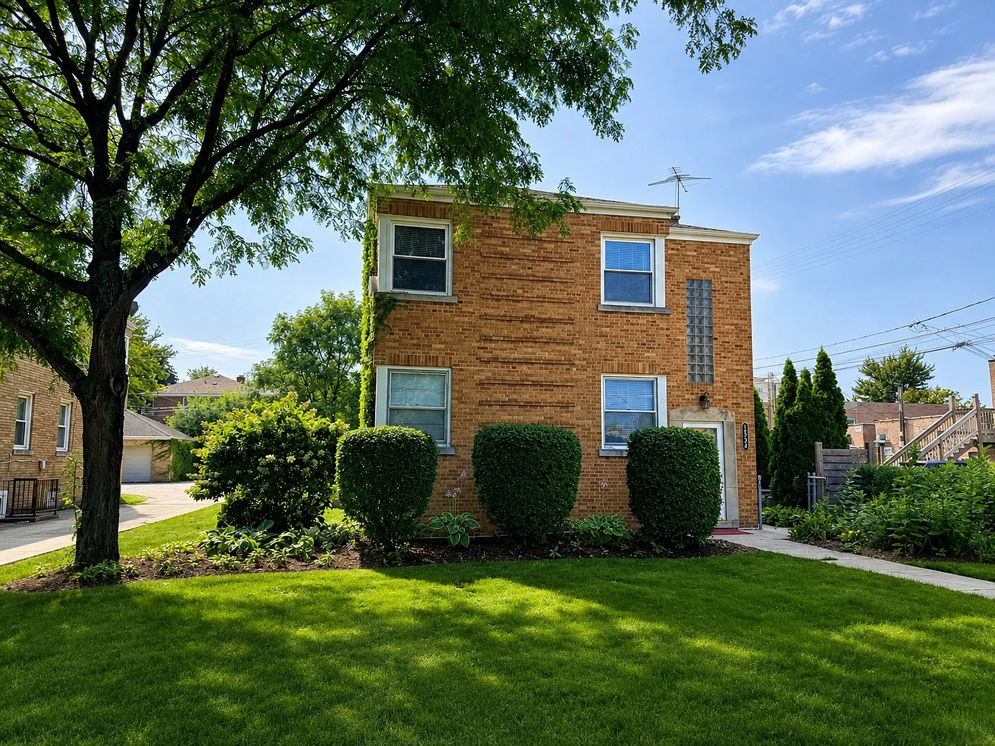 2 bed, 900 sqft, $1,950 — Photo 1
