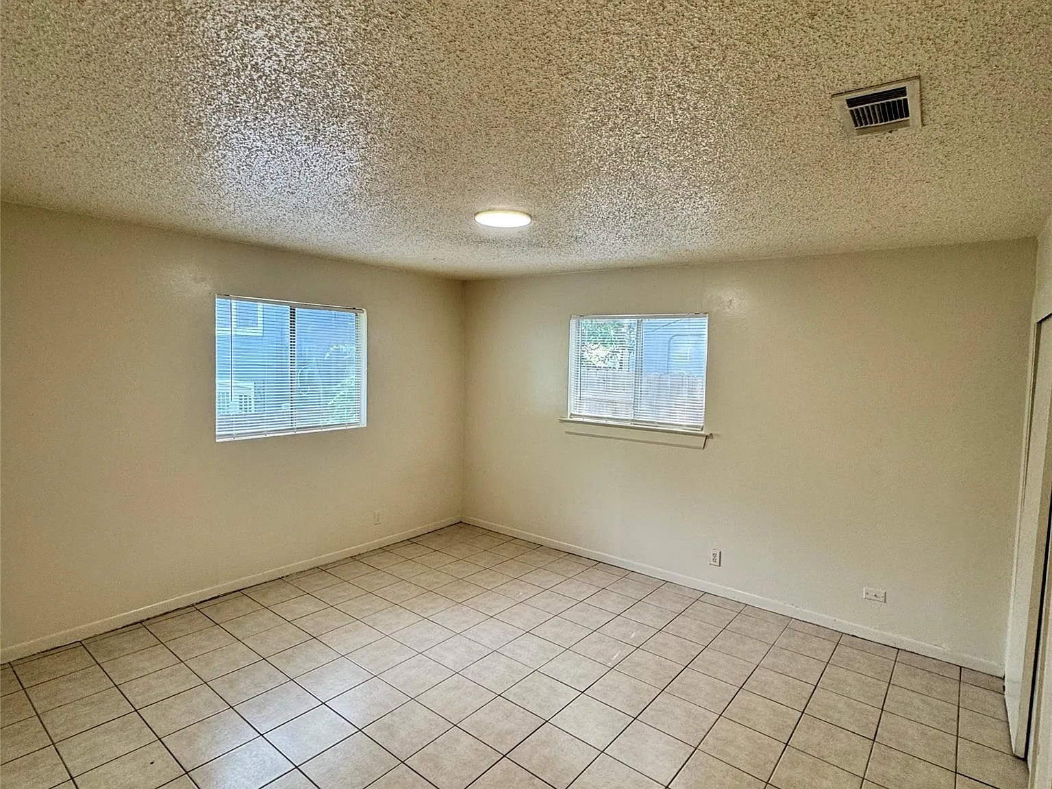 2 bed, 1.0 bath, 1806 sqft, $1,200 — Photo 1