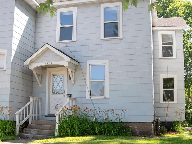 1203 S Farwell St — Photo 2