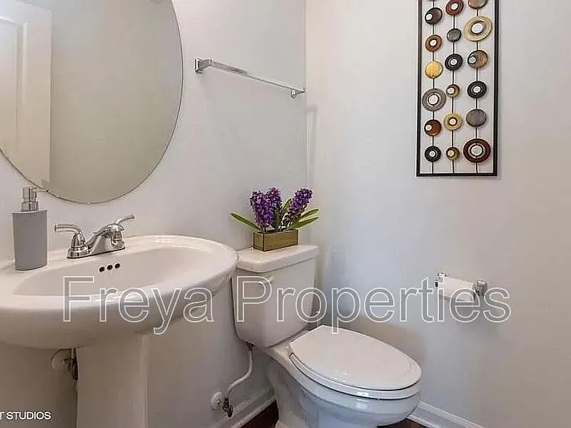 3 bed, 2.5 bath, 1636 sqft, $2,050 — Photo 3