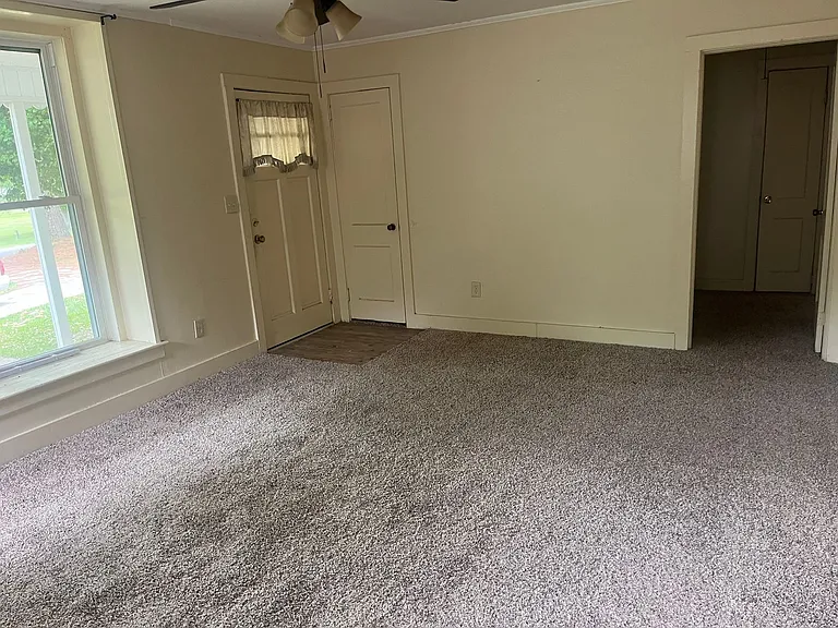328 Williamsburg St NE — Photo 4