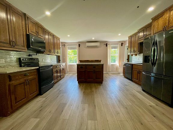 2nd image of 1702 Inkerman Rd