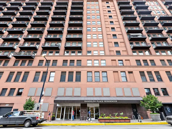 165 N Canal St APT 1603, Chicago, IL 60606
