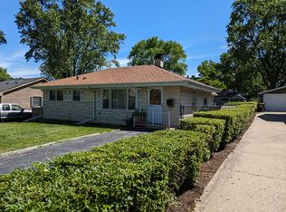 727 NW Holcomb Dr, Mundelein, IL