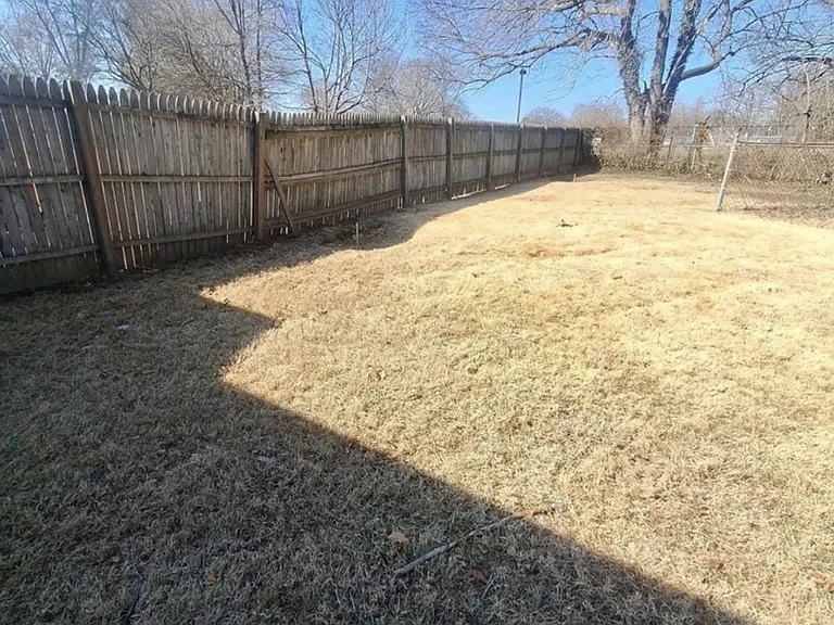 403 Trenton Ct — Photo 11