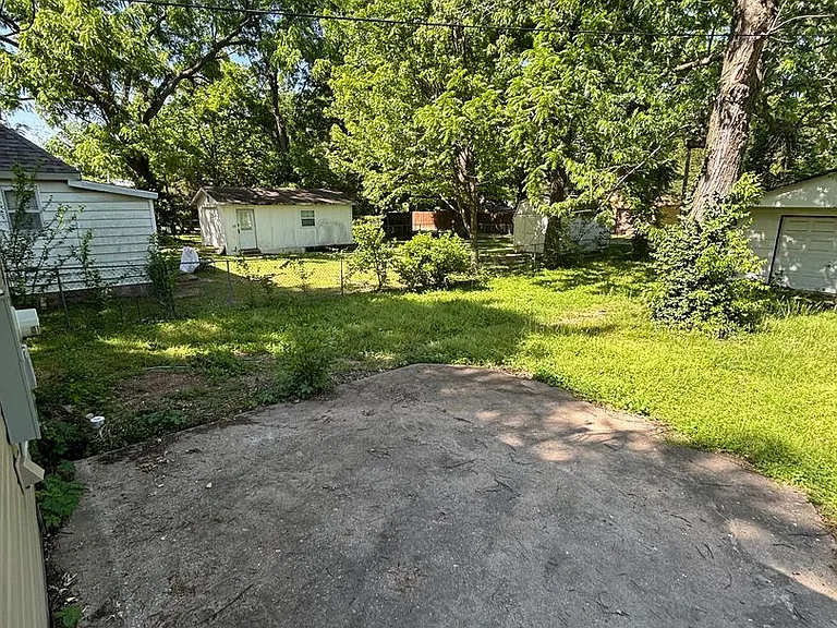 2027 N Weller Ave — Photo 19