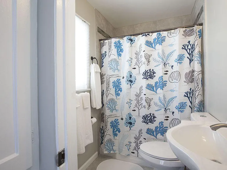 Bathroom with shower/tub